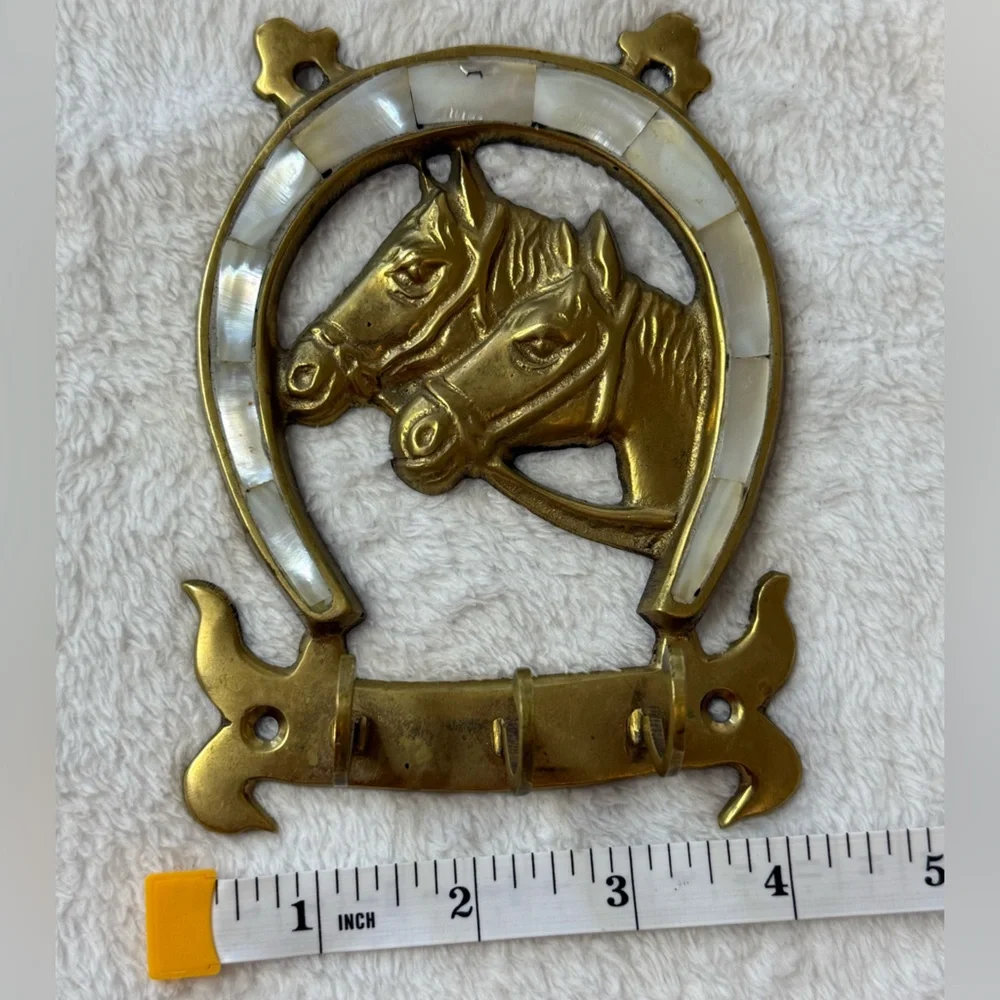 🐴Vintage Brass w/ mother of pearl inlay horseshoe key holder
